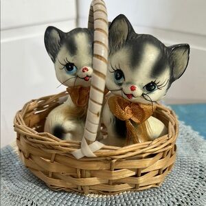 Vintage Cat salt/pepper Figurines in Wicker Basket